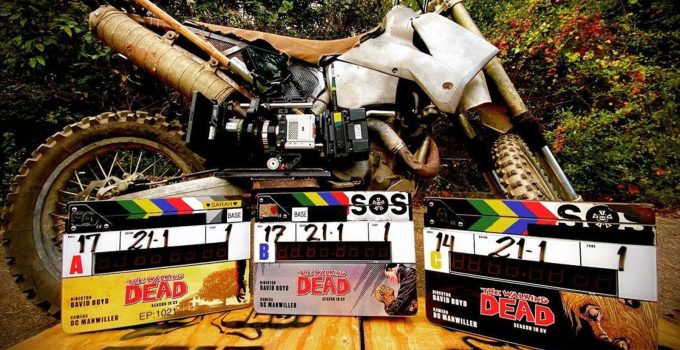 claquetes de The Walking Dead ao lado da moto de Daryl Dixon no set de filmagens