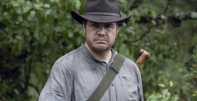 Josh McDermitt como Eugene Porter segurando sua arma em cena da 10ª temporada de The Walking Dead.