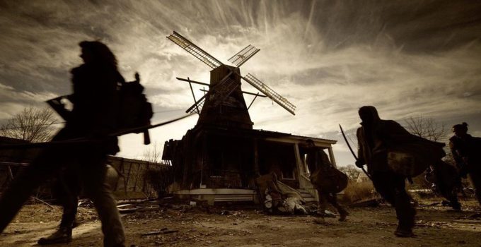 Maggie, Hershel, Elijah, Magna e outros personagens em movimento em Alexandria em imagem dos bastidores das gravações da 11ª e última temporada de The Walking Dead.