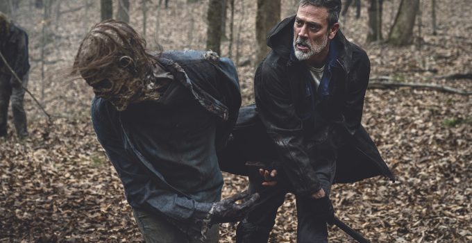 Negan matando um zumbi em imagem da 11ª e última temporada de The Walking Dead.