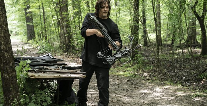 Daryl Dixon segurando sua besta em um episódio da segunda parte da 11ª temporada de The Walking Dead.