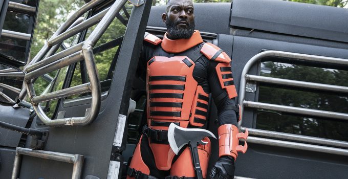 Mercer com sua armadura laranja em um carro em um episódio da segunda parte da 11ª temporada de The Walking Dead.