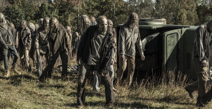 Horda de walkers em cena do episódio 17 da 11ª temporada de The Walking Dead.