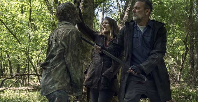 Negan e Maggie matando um walker juntos em imagem da 11ª e última temporada de The Walking Dead