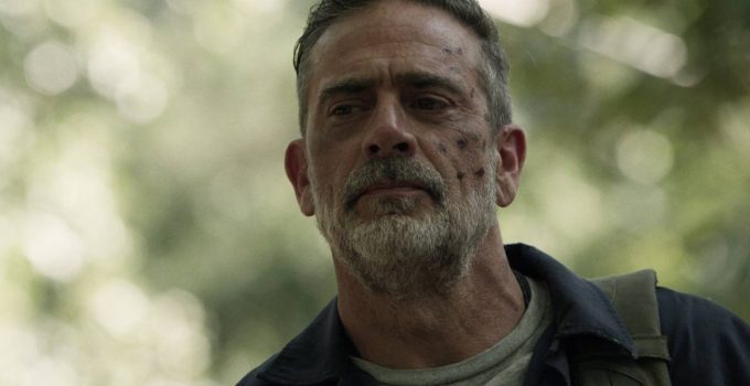 Negan sujo de sangue na 11ª temporada de The Walking Dead.