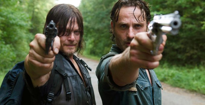Rick e Daryl apontando suas armas em imagem de The Walking Dead
