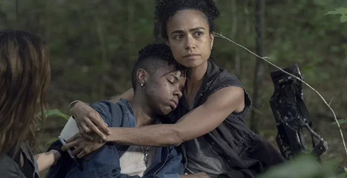 Connie abraçando Kelly em cena de The Walking Dead.