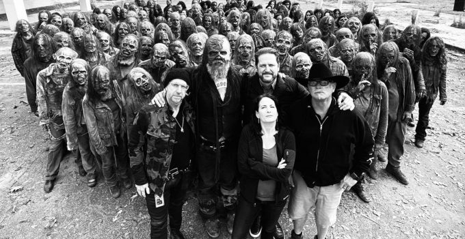 Duane Charles Manwiller ao lado do ator que interpretou Beta e vários zumbis e sussurradores nos bastidores de The Walking Dead