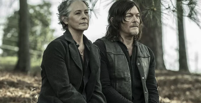 Carol sentada ao lado de Daryl em cena do episódio 24 da 11ª e última temporada de The Walking Dead.
