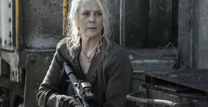 Carol segurando uma arma em cena do episódio 21 da 11ª temporada de The Walking Dead.