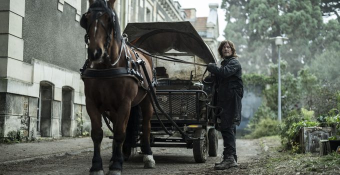 Daryl ao lado de um cavalo e uma carroça em cena da série The Walking Dead: Daryl Dixon em Paris.