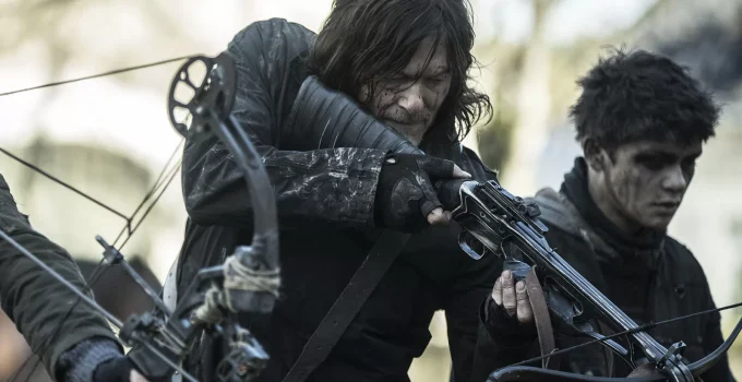Daryl apontando sua besta para algo ou alguém em cena da 1ª temporada de The Walking Dead: Daryl Dixon.
