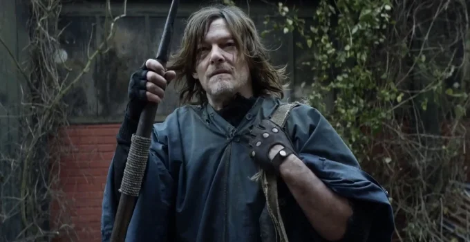 Daryl segurando uma lança e perdido na França em cena de The Walking Dead: Daryl Dixon.