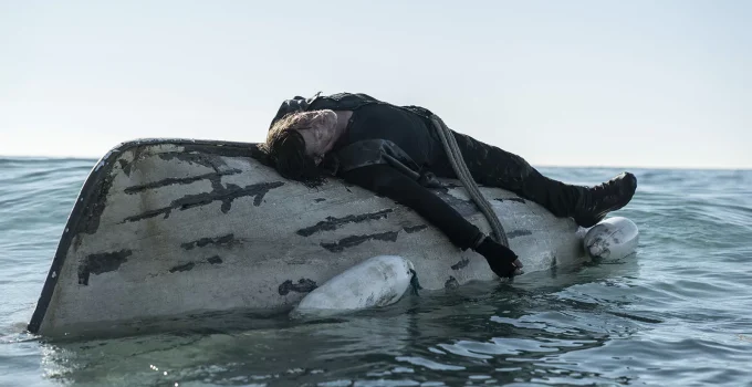 Daryl amarrado em um barco salva-vidas em cena do Episódio 1 de The Walking Dead: Daryl Dixon.