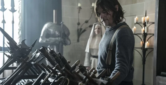 Daryl olhando as armas das freiras em cena do Episódio 1 da 1ª temporada de The Walking Dead: Daryl Dixon.