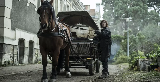 Daryl arrumando um cavalo e olhando para algo ou alguém em cena de The Walking Dead: Daryl Dixon.