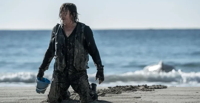 Daryl segurando um balde na beira da praia em cena do Episódio 1 da 1ª temporada de The Walking Dead: Daryl Dixon.
