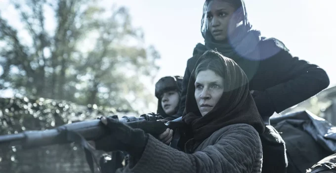 Isabelle, com sua arma, Sylvie e Laurent na carroça em cena do Episódio 2 da 1ª Temporada de The Walking Dead: Daryl Dixon.