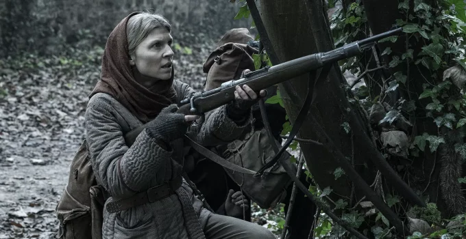 Isabelle apontando sua arma na floresta em cena do Episódio 2 da 1ª temporada de The Walking Dead: Daryl Dixon.