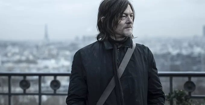 Daryl em Paris olhando para algo ou alguém em cena do Episódio 3 da 1ª temporada de The Walking Dead: Daryl Dixon.