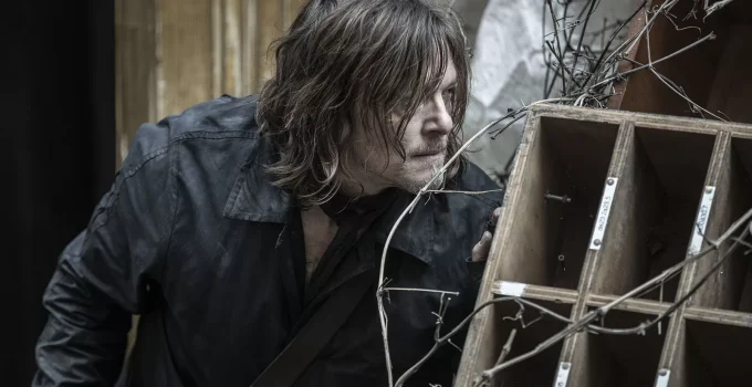 Daryl escondido e observando em cena do Episódio 4 da 1ª temporada de The Walking Dead: Daryl Dixon.