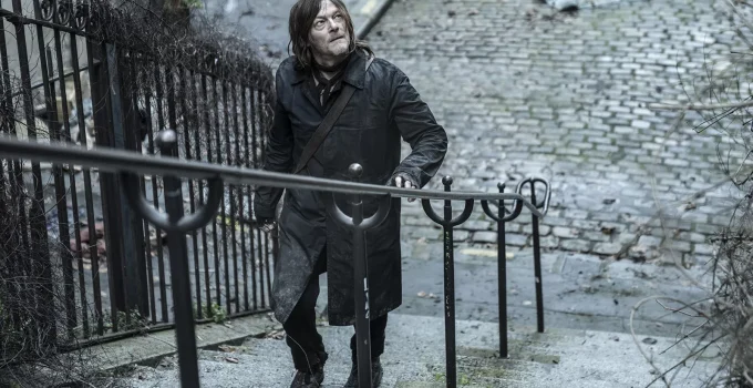 Daryl subindo uma escadaria e olhando para cima em cena do Episódio 4 da 1ª temporada de The Walking Dead: Daryl Dixon.