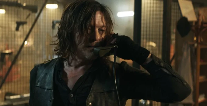 Daryl falando ao rádio com Carol em cena do episódio 5 da 1ª temporada de The Walking Dead: Daryl Dixon.