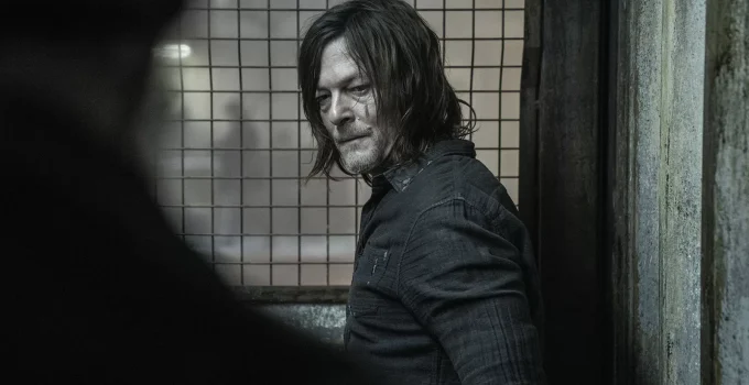 Daryl olhando para baixo e pensativo enquanto está preso em cena do Episódio 5 da 1ª temporada de The Walking Dead: Daryl Dixon.