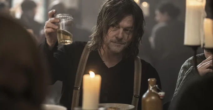 Daryl segurando um copo e brindando em cena do Episódio 6 da 1ª temporada de The Walking Dead: Daryl Dixon.