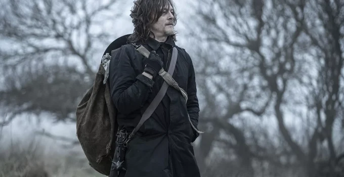 Daryl olhando para algo ou alguém enquanto segue sua viagem em cena do Episódio 6 da 1ª temporada de The Walking Dead: Daryl Dixon.