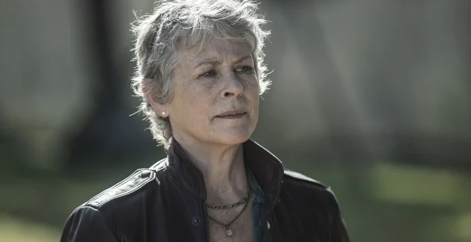 Carol observando algo ou alguém em cena do Episódio 1 da 2ª temporada de The Walking Dead: Daryl Dixon - The Book of Carol.