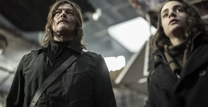 Daryl e Laurent olhando para algo ou alguém em cena da 1ª temporada de The Walking Dead: Daryl Dixon.