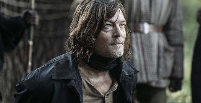 Daryl Dixon de joelhos feito de refém em cena do spin-off "The Walking Dead: Daryl Dixon".