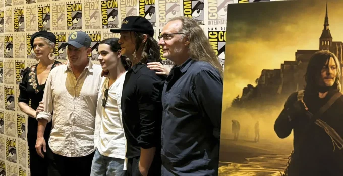 David Zabel, Greg Nicotero, Norman Reedus, Melissa McBride e Louis Puech Scigliuzzi juntos posando para as fotos de jornalistas durante a coletiva de imprensa de The Walking Dead: Daryl Dixon - The Book of Carol na San Diego Comic-Con 2024.