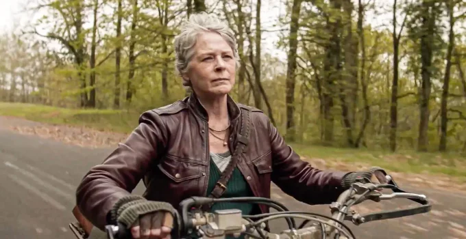 Carol pilotando a moto de Daryl em cena da 2ª temporada de The Walking Dead: Daryl Dixon - The Book of Carol.