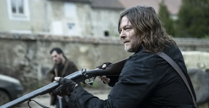 Daryl segurando uma arma para se defender de algo em cena da 2ª Temporada de The Walking Dead: Daryl Dixon - The Book of Carol.