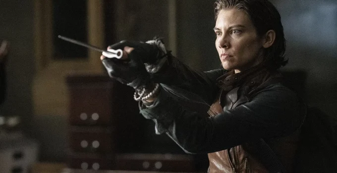 Maggie apontando sua faca em cena de The Walking Dead: Dead City.