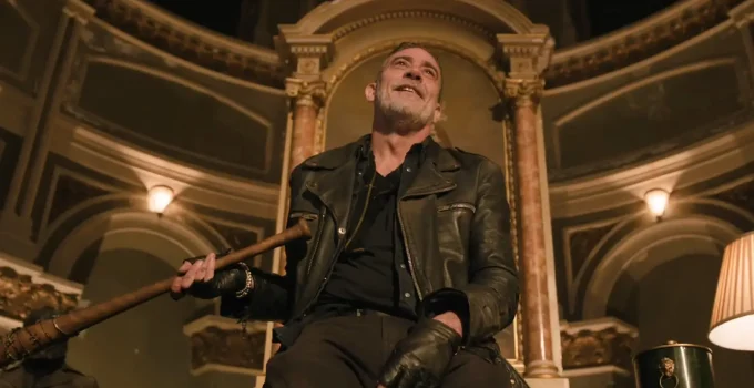 Negan segurando Lucille e sorrindo com ar de poder em cena da 2ª Temporada de The Walking Dead: Dead City.