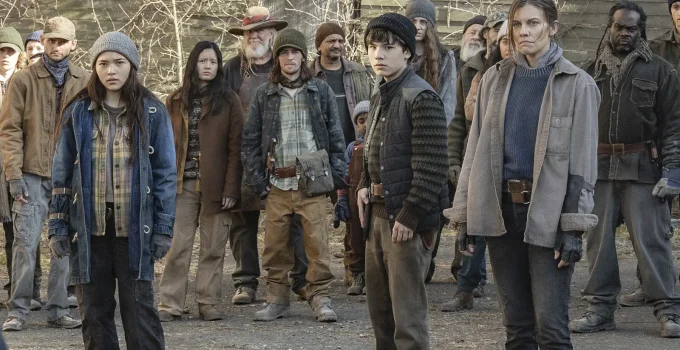 Maggie, Hershel e Ginny, com alguns sobreviventes de fundo, confrontam alguém em cena do Episódio 1 da 2ª Temporada de The Walking Dead: Dead City.