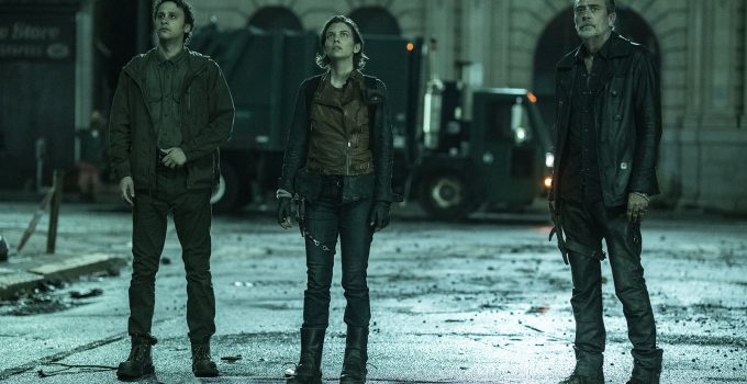 Maggie, Negan e um novo personagem pelas ruas de New York em cena da 1ª temporada de The Walking Dead: Dead City.