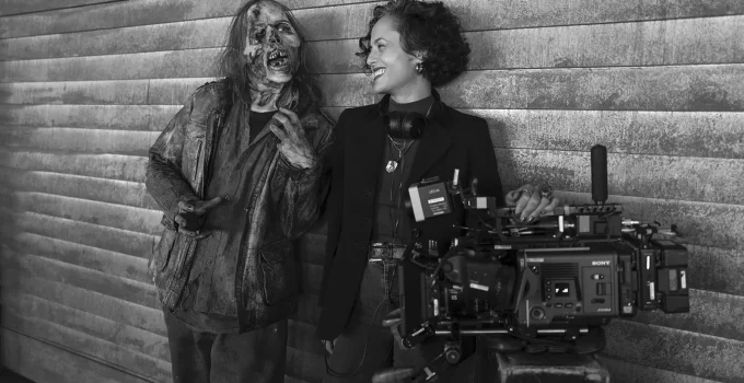 Gandja Monteiro ao lado de um zumbi e com sua câmera no set de The Walking Dead: Dead City.