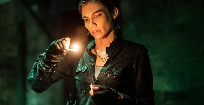 Maggie segurando o fósforo com fogo em cena de The Walking Dead: Dead City.