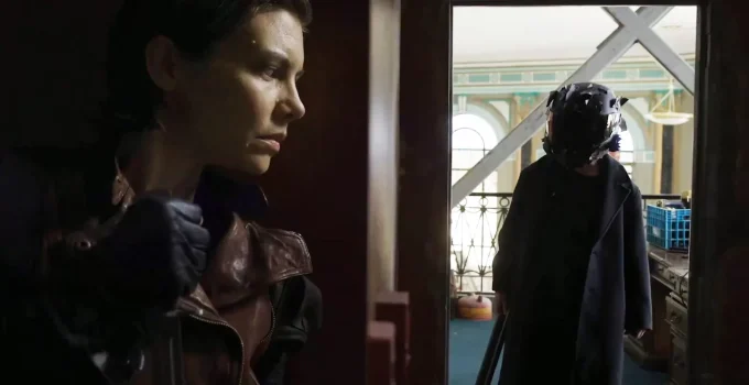 Maggie escondida e pronta para atacar um inimigo em cena de The Walking Dead: Dead City.