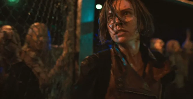 Maggie cercada por zumbis em uma arena em cena de The Walking Dead: Dead City.