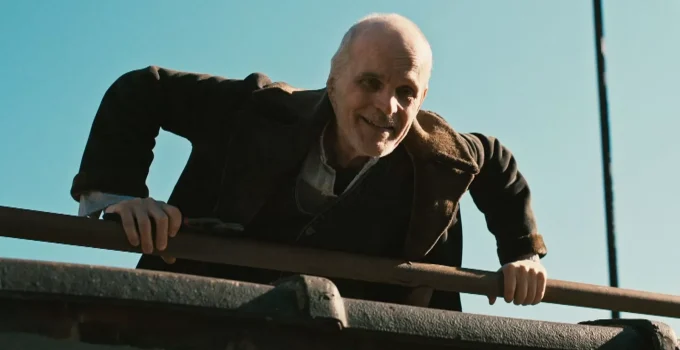 O Croata sorrindo após derrubar seu prisioneiro de cima do prédio em cena do episódio 1 da 1ª temporada de The Walking Dead: Dead City.