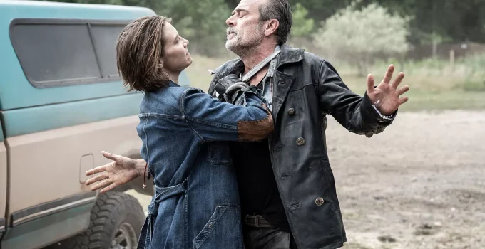 Maggie com uma faca no pescoço de Negan em cena do Episódio 1 da 1ª temporada de The Walking Dead: Dead City.