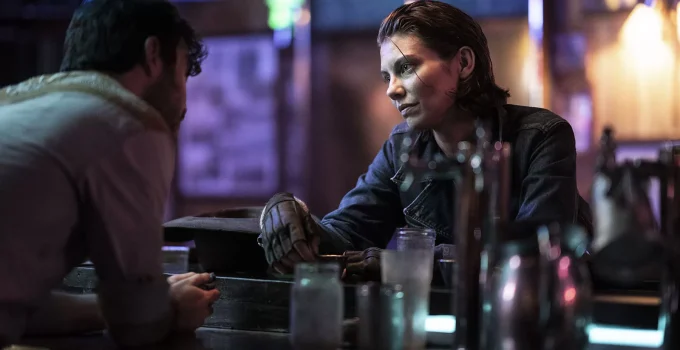 Maggie em um bar conversando com uma pessoa em cena do episódio 1 da 1ª temporada de The Walking Dead: Dead City.