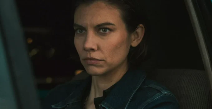 Maggie em sua caminhonete olhando para algo em cena do Episódio 1 da 1ª Temporada de The Walking Dead: Dead City.