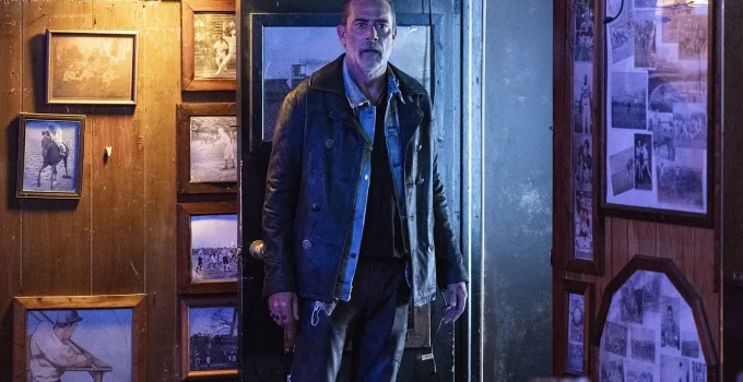 Negan olhando assustado em cena do Episódio 1 da 1ª temporada de The Walking Dead: Dead City.