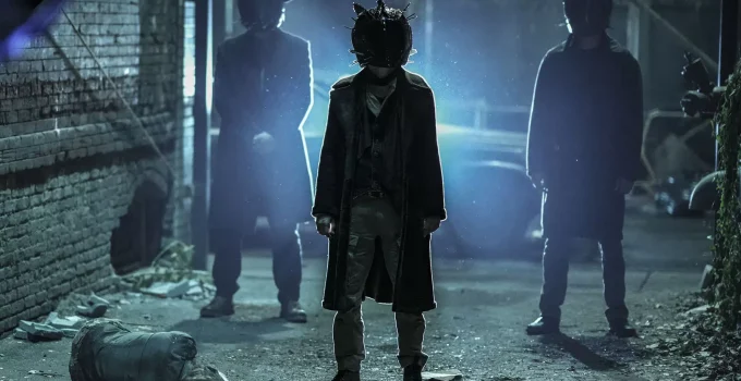 Croata e dois capangas com seus capacetes em uma rua de New York em cena do Episódio 2 da 1ª temporada de The Walking Dead: Dead City.